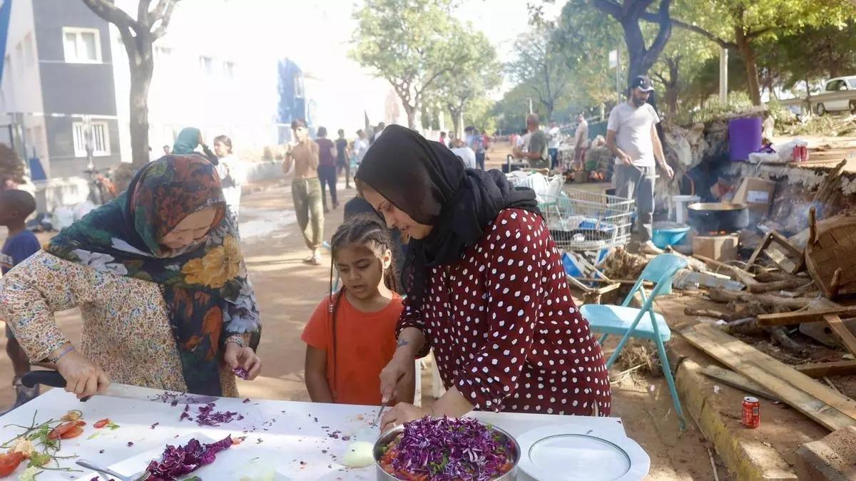 Dos mujeres, una de Afganistan y otra de Siria, cocina comida para toda la comundiad migrante del hotel de Picanya