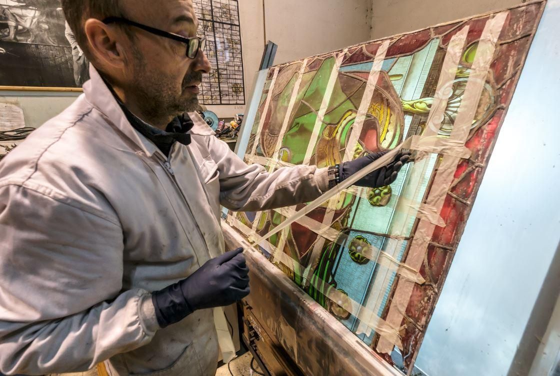 Las imágenes del proceso de restauración de las vidrieras de la Catedral de Murcia