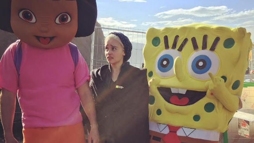 Emilia Clarke junto a Bob Esponja y Dora la exploradora.