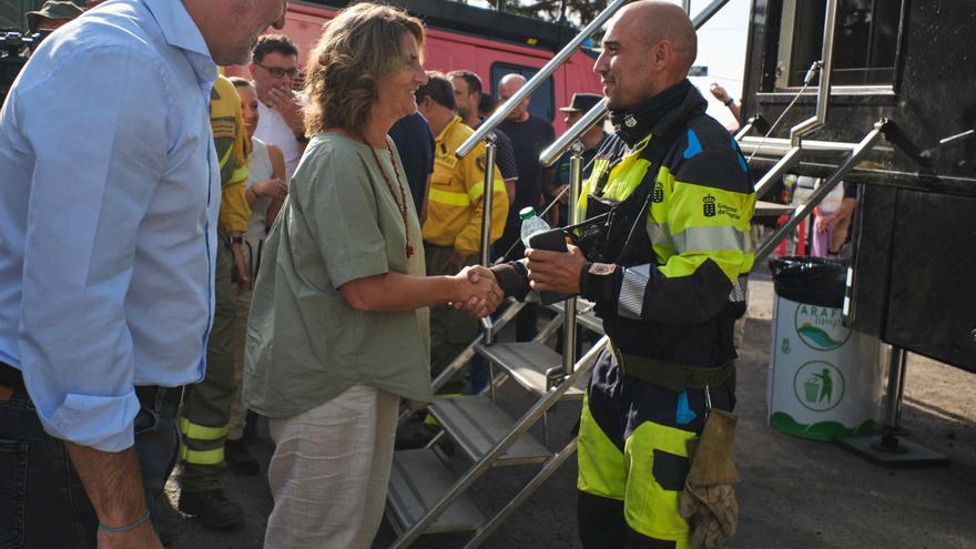 La ministra Teresa Ribera visita el puesto de mando avanzado del incendio de Tenerife, situado en Arafo