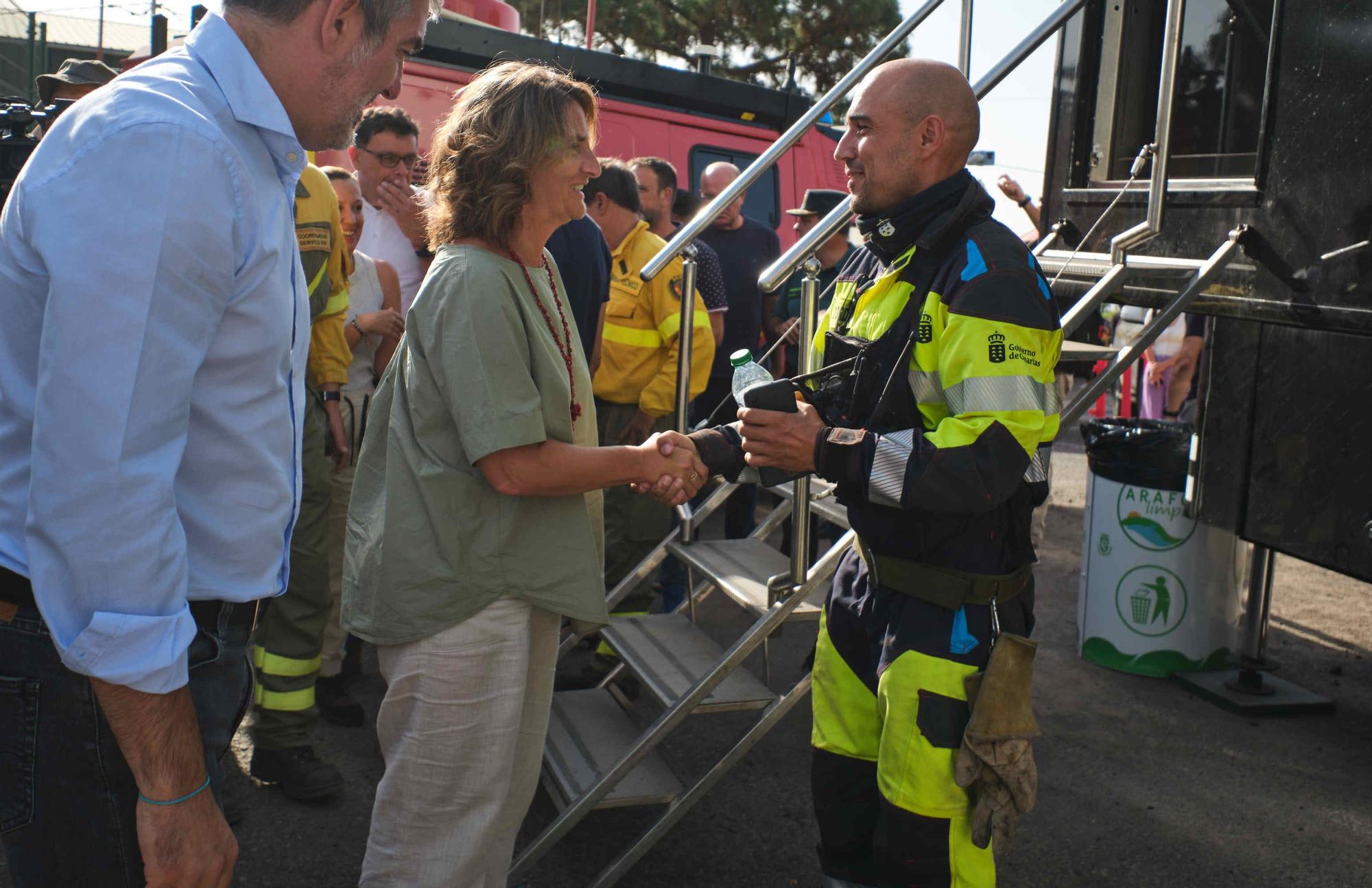 La ministra Teresa Ribera visita el puesto de mando avanzado del incendio de Tenerife, situado en Arafo