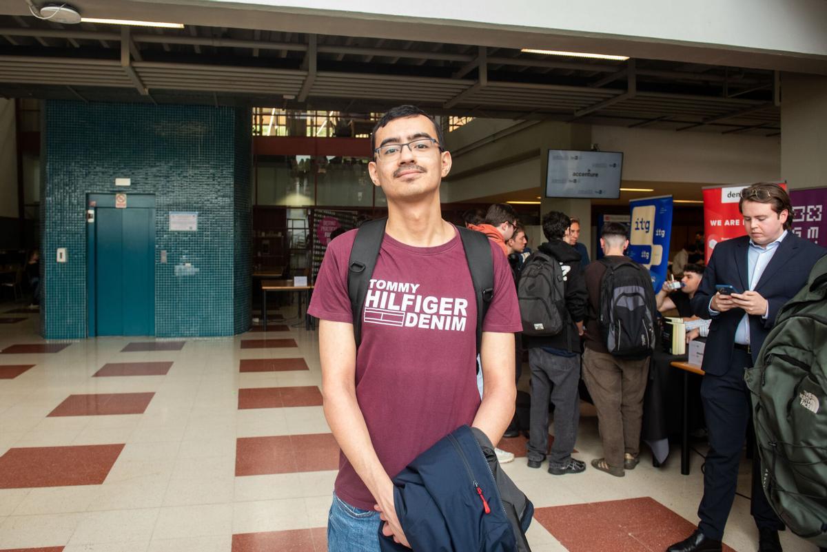 Alberto, estudiante de informática de la UDC en la Feria de Emprego