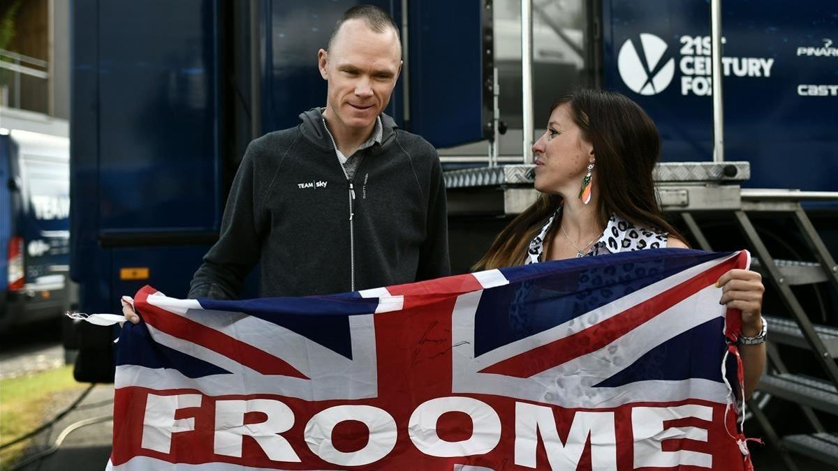 segea44157237 great britain s christopher froome  l  and a fan pose with t180705184612