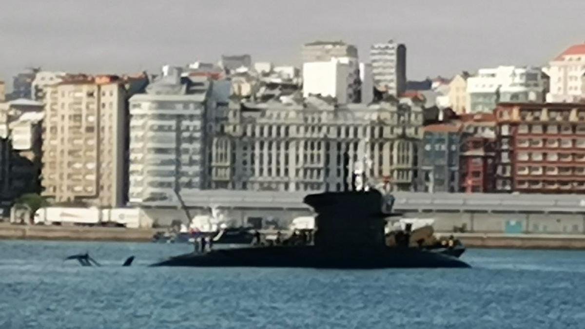 submarino en el puerto