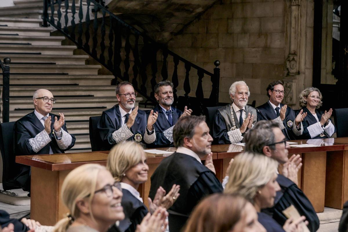 Magistrados y fiscales aplauden tras la actuación del coro en el Palacio de Justicia.