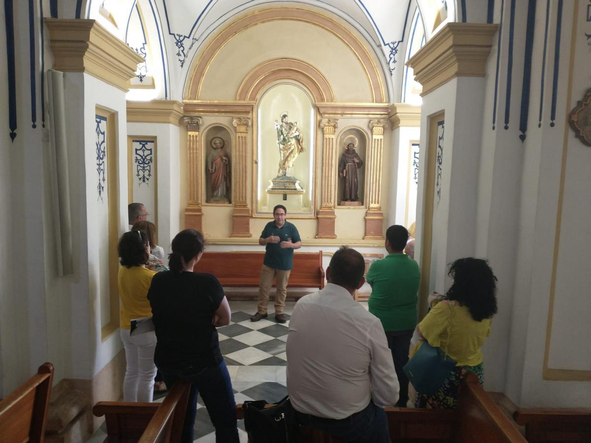 El profesor Antonio López da   explicaciones a los pies de la escultura   de San José, de Salzillo