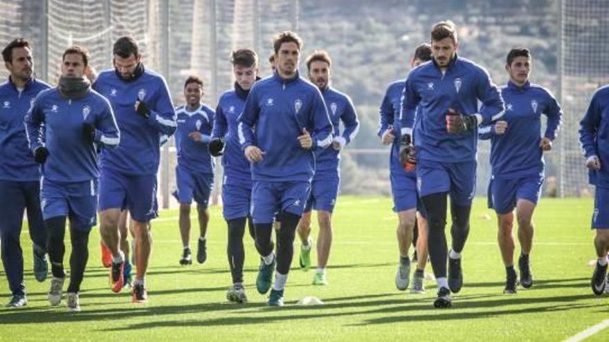 La plantilla del Alcoyano, ayer, entrenado en el campo La Vía de Cocentaina sin Jose García.