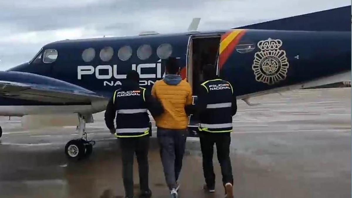 Aeropuerto de Melilla, miércoles 20 de diciembre. Uno de los 9 yihadistas detenidos es llevado a la península.