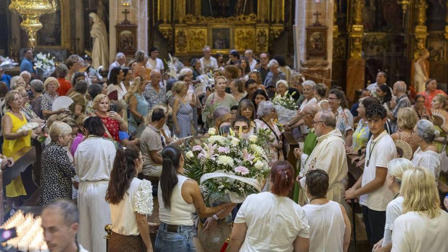 Ofrenda floral a la Mare de Deu de la Salut