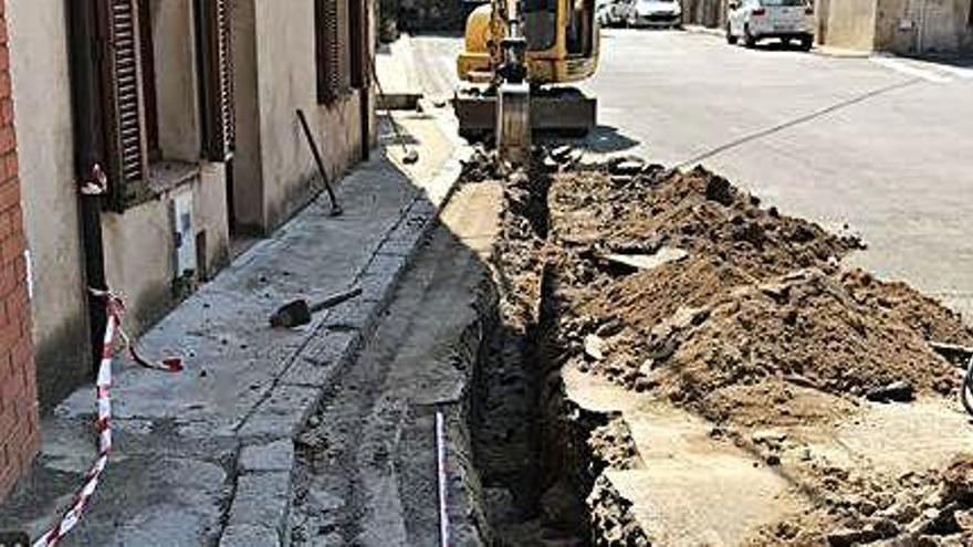 La muralla que s&#039;ha posat al descobert en obrir la rasa.