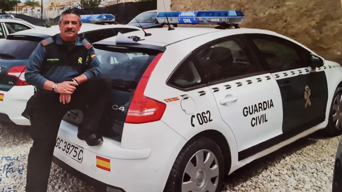 Parra junto a uno de los coches de la Guardia Civil con los que prestó servicio en Sant Joan.