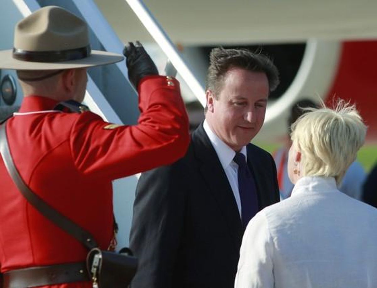 El primer ministre britànic, David Cameron, és saludat per un oficial canadenc a Toronto. En el seu debut en aquesta mena de reunions mundials, Cameron s’enfrontarà a qüestions com la crisi econòmica, les tensions a l’Afganistan i el vessament de petroli al golf de Mèxic.