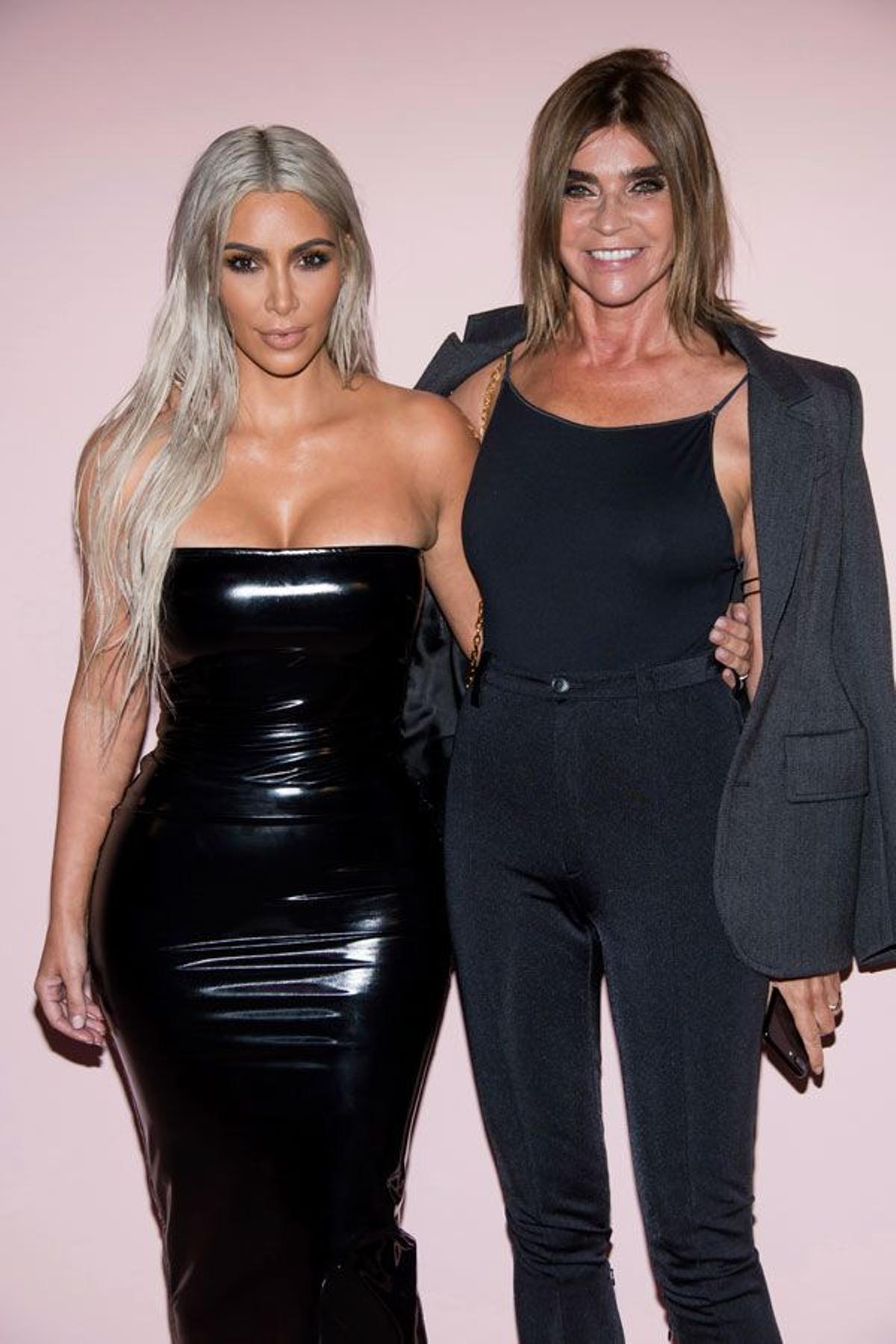 Kim Kardashian con vestido largo negro de látex junto a Carine Roitfeld