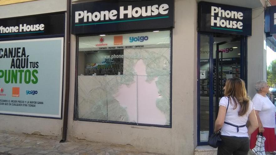 Roban una tienda de telefonía móvil tras destrozar una de las lunas del escaparate