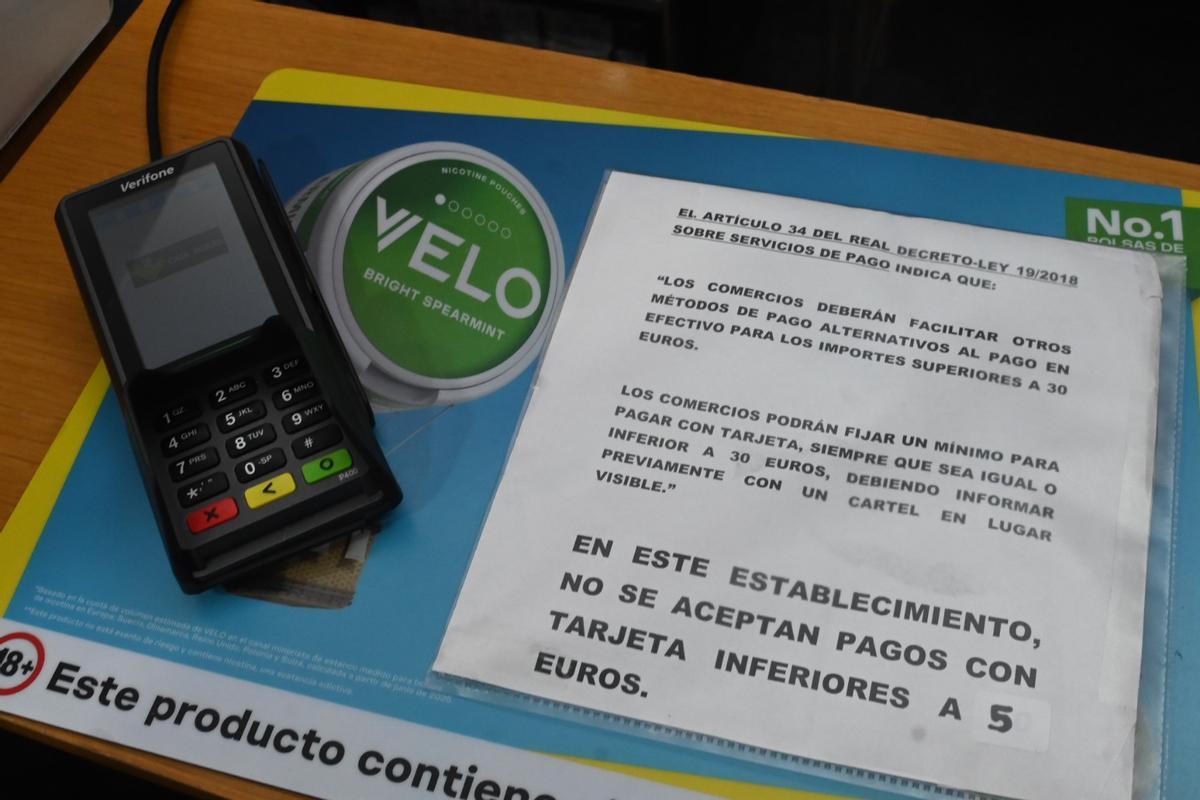 El cartel con el que un estanco de Castelló fija un pago mínimo para aceptar el cobro con tarjeta.