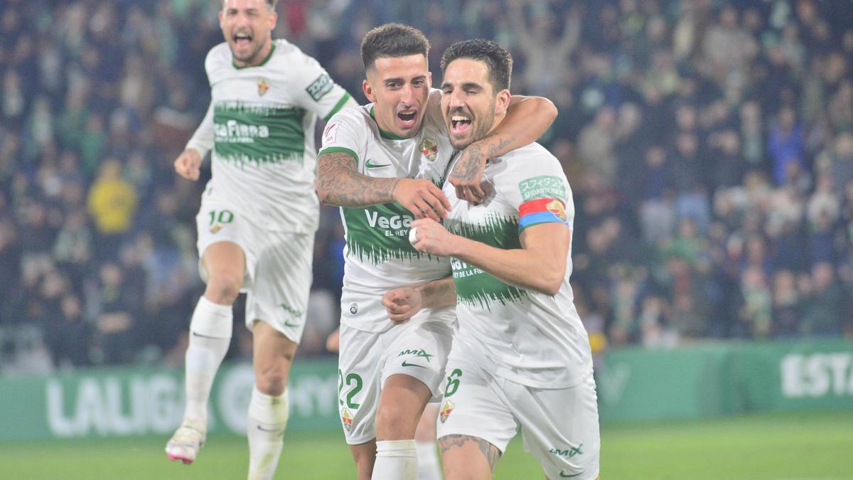 Pedro Bigas celebra con Nico Fernández y Manu Nieto el primero gol del Elche frente al Burgos