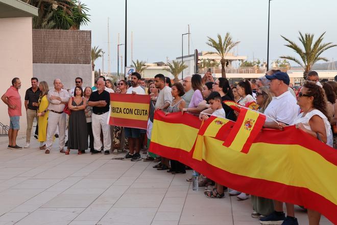Galería: concentración en solidaridad con Ceuta en el municipio de Sant Antoni