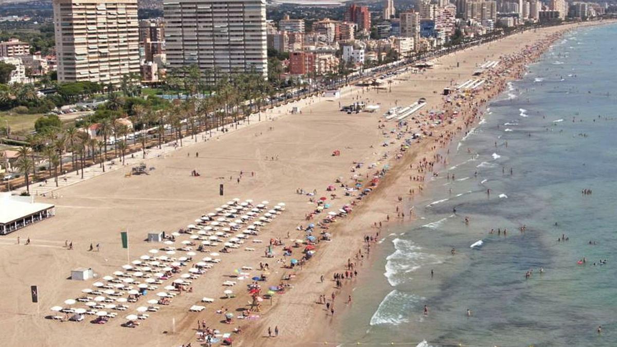 La playa de San Juan, una de las más largas de España, a vista de dron