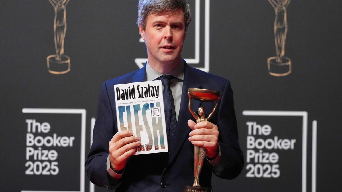 El escritor David Szalay con el Booker Prize 2025 por su libro 'Flesh' (Carne) en el Old Billingsgate anoche en ondres.