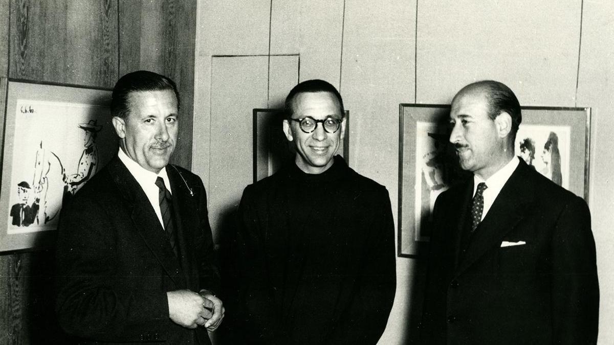 AMICS I ARTISTES. Picasso va mantenir el contacte amb Barcelona a través de les amistats. Xavier Busquets, a l’esquerra, amb el seu germà Pere, monjo de Montserrat, i Joan Gaspar.