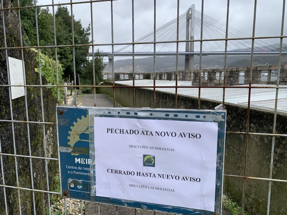 Detalle del cartel en la puerta del museo.