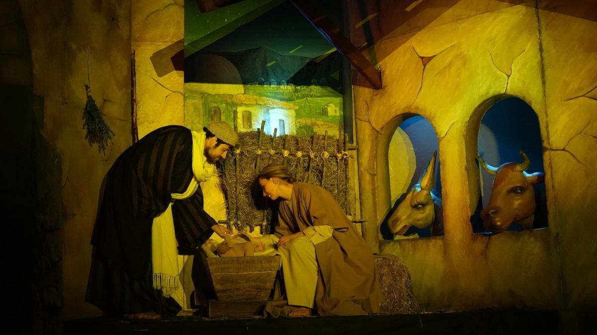 San José, la Virgen María y el Niño Jesús, en el belén viviente de la parroquia San José Obrero.