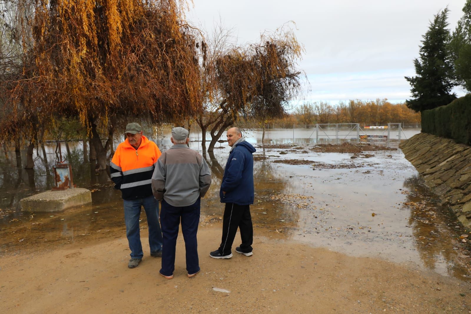 El municipio zaragozano de Novillas se prepara para la punta de la crecida