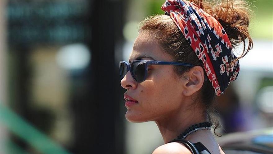 Eva Mendes se ha apuntado a la moda del pañuelo en la cabeza.