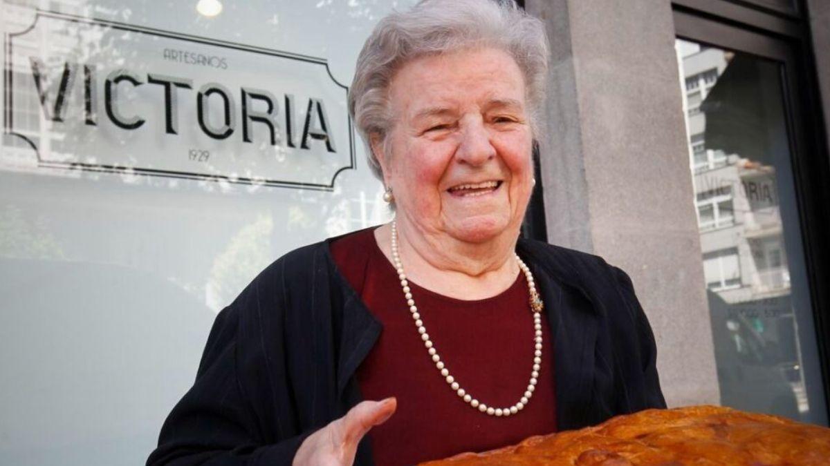 Victoria Seoane, la hija de la fundadora del establecimiento, posando con una de sus empanadas.