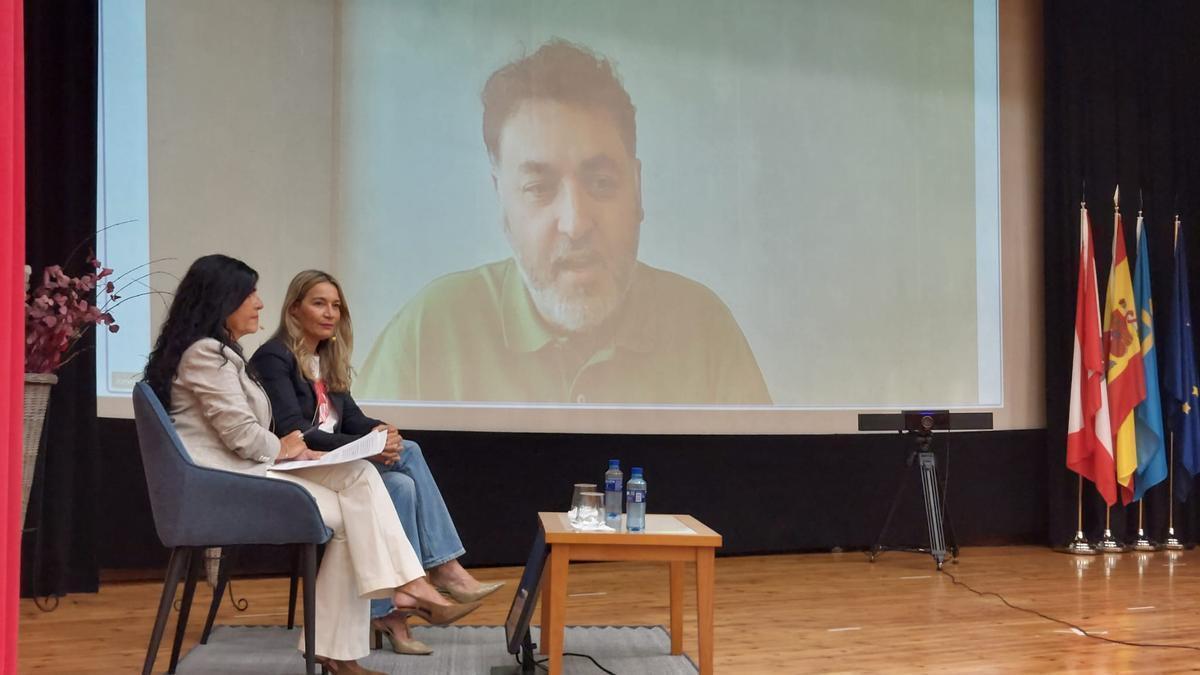 Marisa Morán, a la izquierda, y Susana Solís, en el colegio Corazón de María, durante el encuentro. En la pantalla, Jonás Fernández.