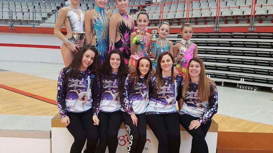 Las gimnastas del Valle de Turón de categorías prebenjamín, alevín y cadete junto a sus entrenadoras.