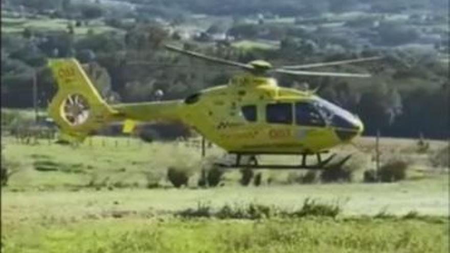 El helicóptero en el momento de la evacuación. // OPC Guardia Civil de Pontevedra