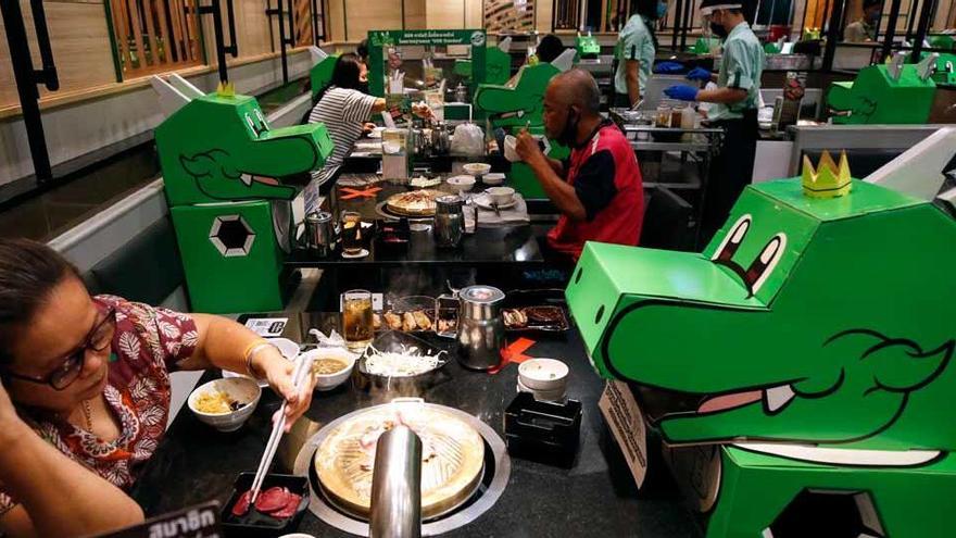 Un restaurant de Bangkok ha situat ninots per separar els clients