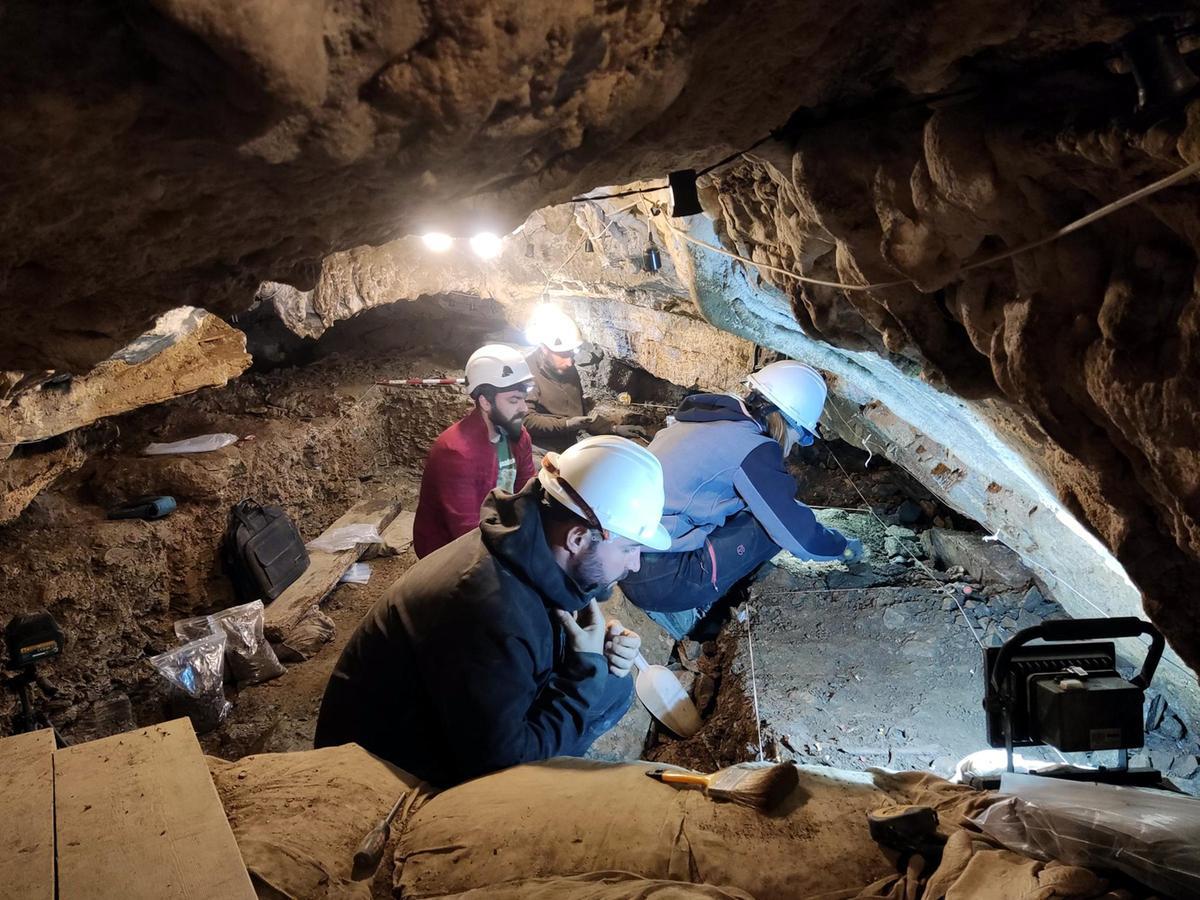 Un grup d'arqueòlegs treballa al jaciment del Roc de les Orenetes