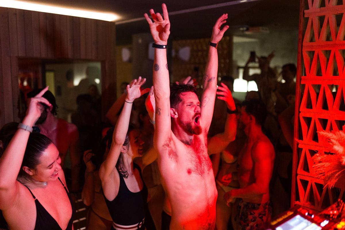 Barcelona. 19/03/2026. On Barcelona. Spa Rave en Inner Flow Studio, con DJ y saxofonista en directo. AUTOR: Marc Asensio Barcelona, Catalunya, España, spa, DJ, saxofonista, fiesta, Spa Rave, baile, diversión, relajación, sauna, jacuzzi, Wellness, fiesta, evento, agua, Inner Flow Studio