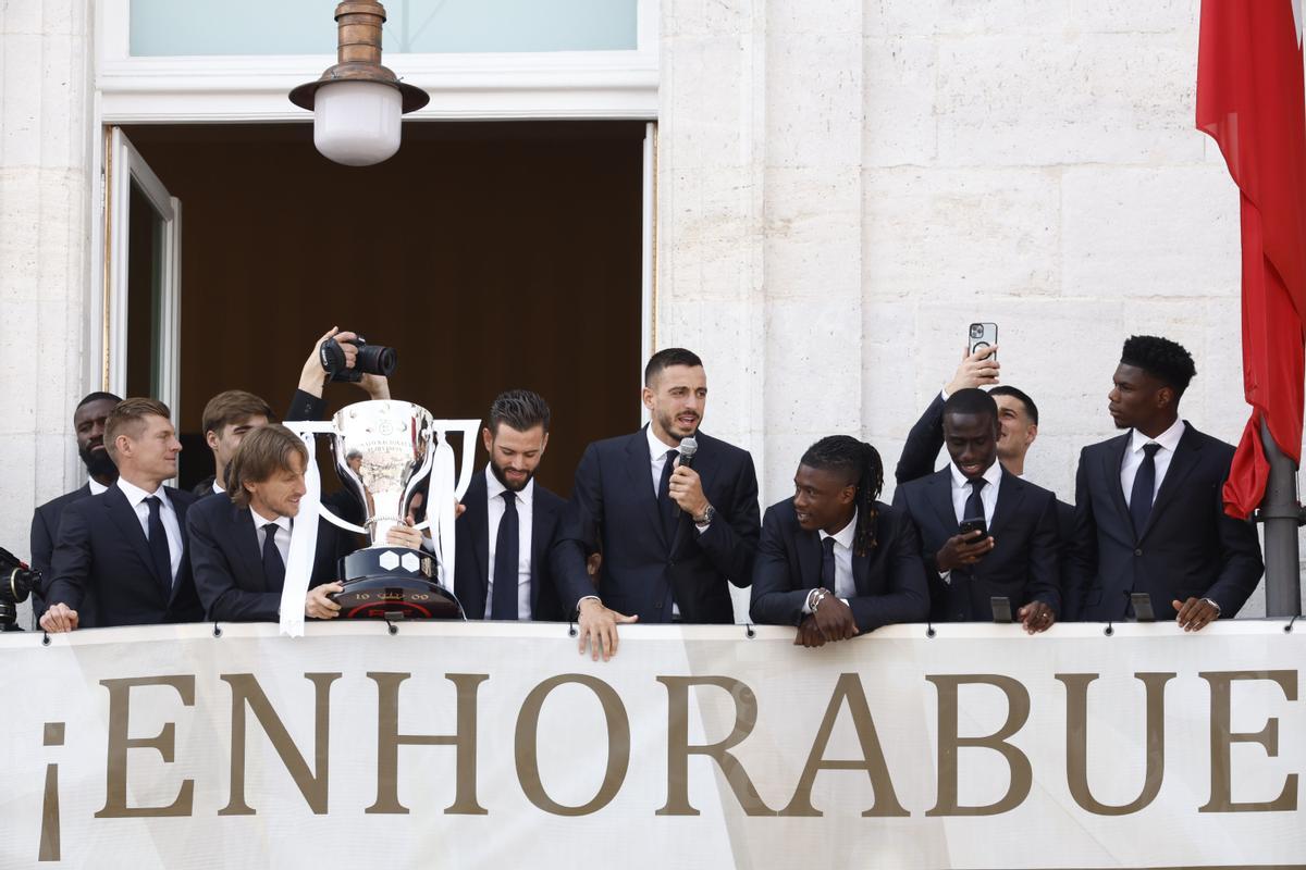 El Real Madrid recibe el trofeo de su trigésimo sexta Liga e inicia las celebraciones