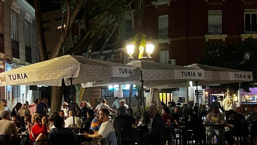  Russafa miran con indiferencia la ZAS