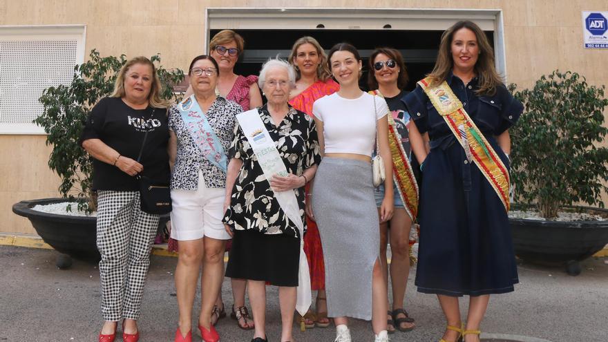 Varias reinas y damas de la capital de l’Alcalatén de hace 75, 50, 25 años y la actual posan juntas.