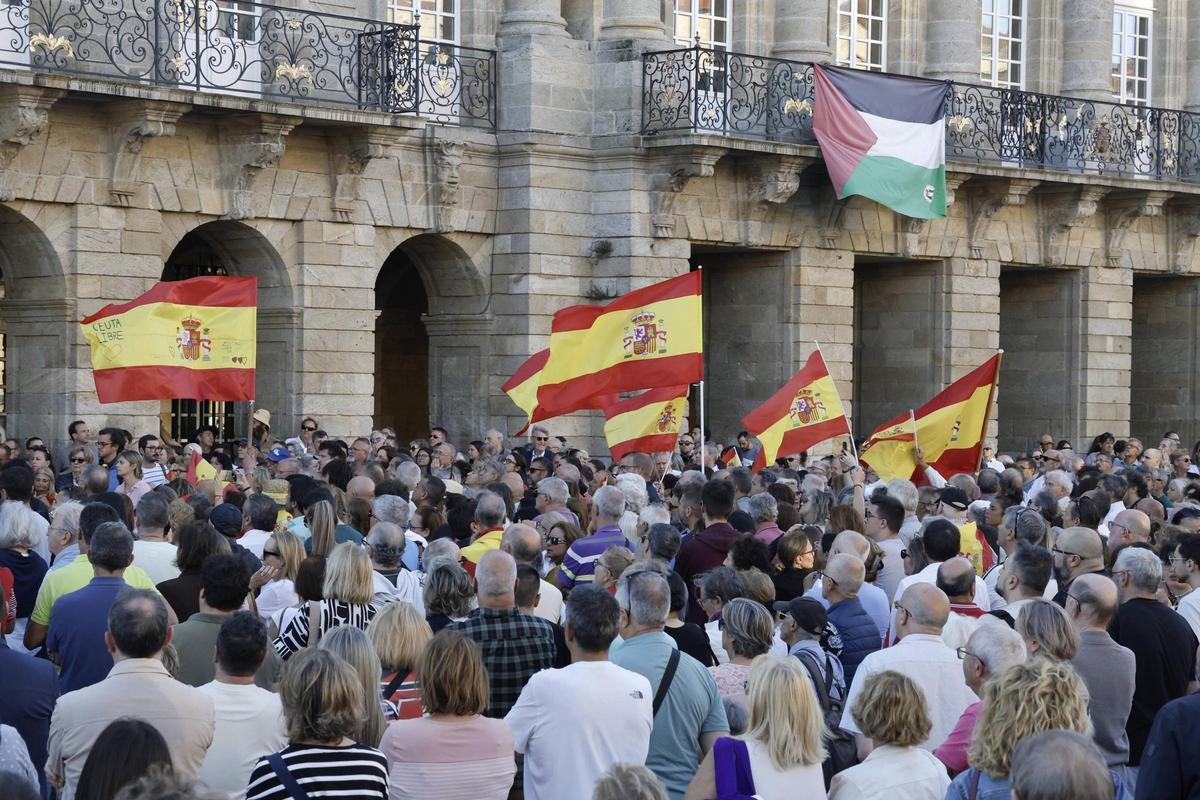 Cientos de personas se movilizan en Santiago para mostrar su apoyo a Ceuta Cientos de personas se movilizan en Santiago para mostrar su apoyo a Ceuta