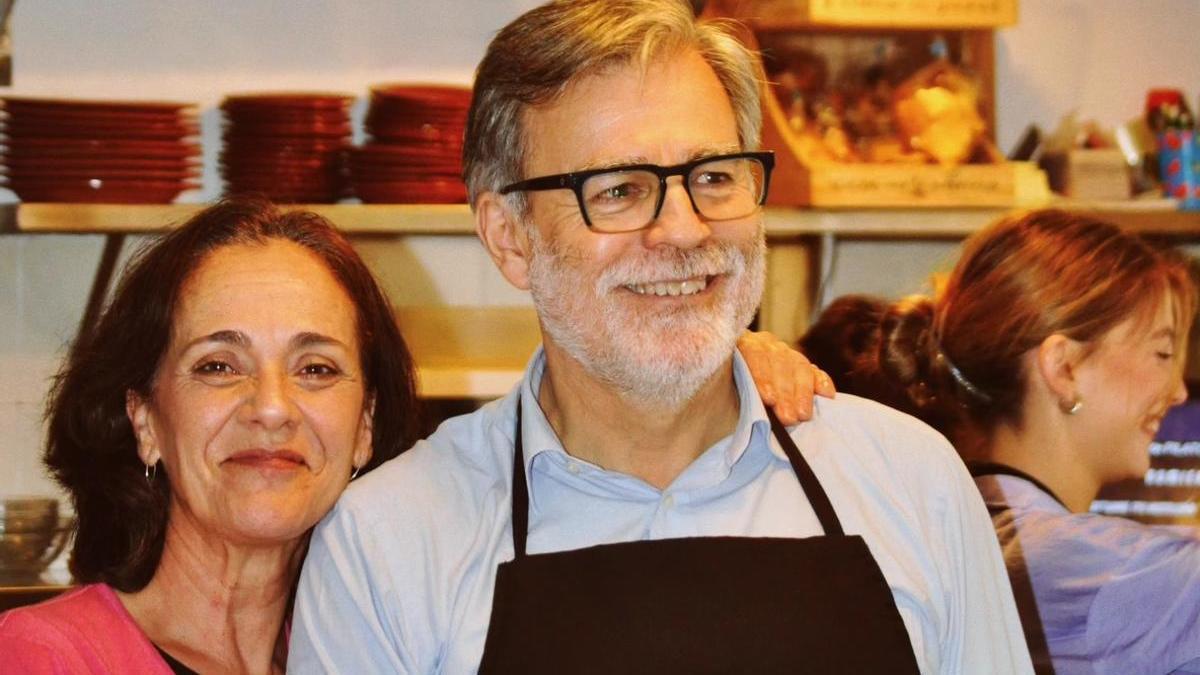 Sandra y Sandro posan en su abacería.