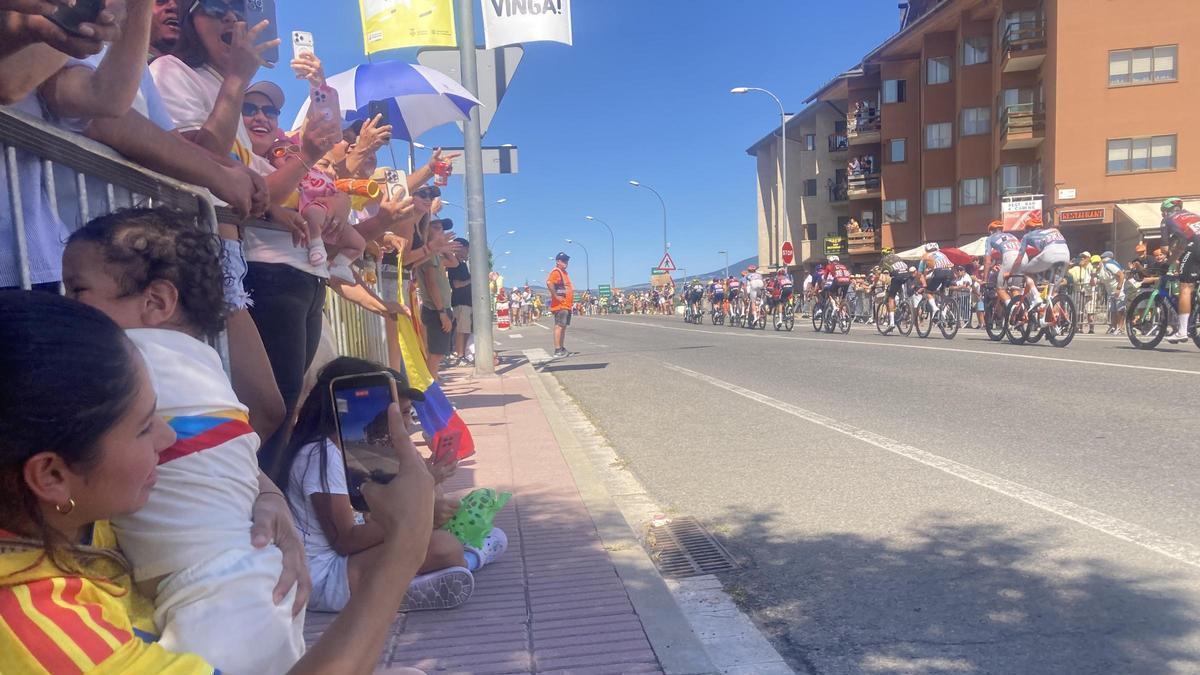 Infants amb colors de Colòmbia reben els corredors a Puigcerdà
