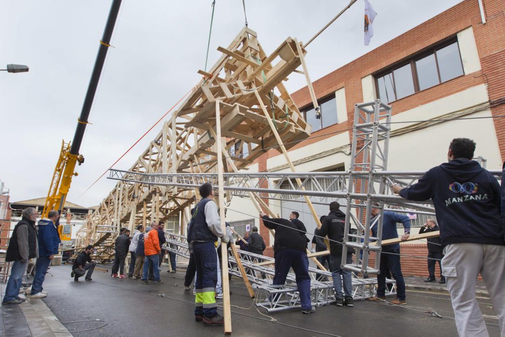 Simulacro de la plantá de la falla del ayuntamiento