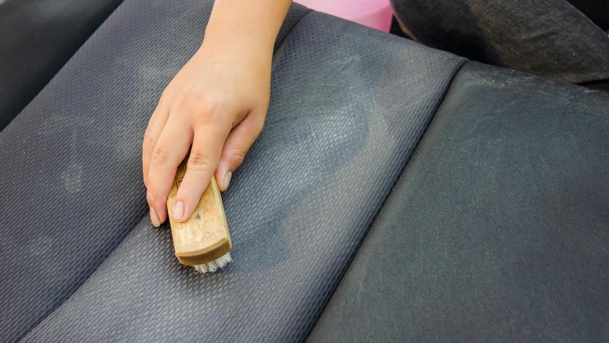 Limpiar tapicería coche: trucos para eliminar las manchas