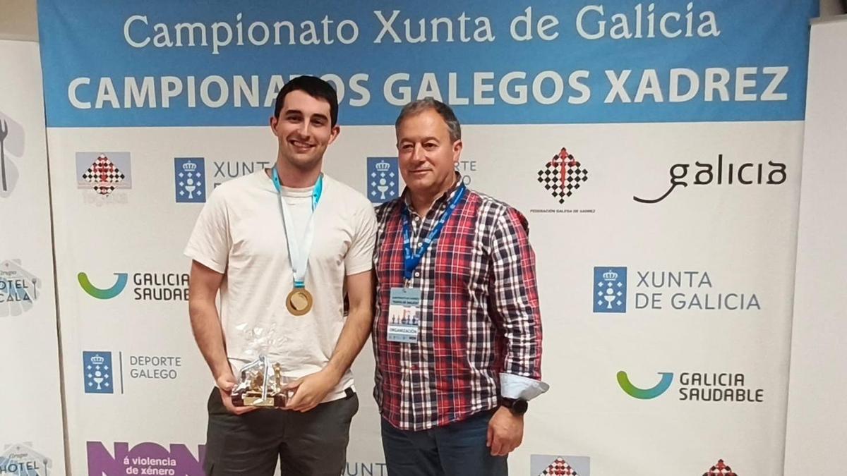 Julio Suárez recibió el trofeo de manos de Ángel Vilas.