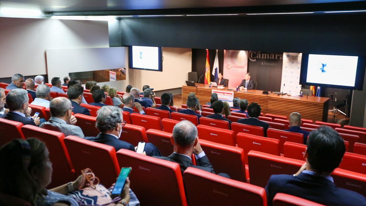 Un momento del acto de presentación del informe Panorámica Alicante de la Cámara de Comercio y CaixaBank.