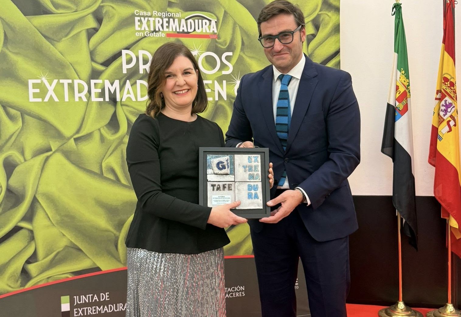 Suárez y Jugo recogen el galardón.