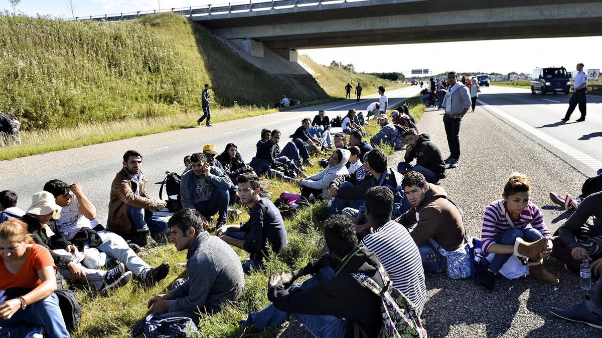 Un grupo de refugiados e inmigrantes en el sur de Dinamarca tras haber cruzado la frontera con Alemania. En una foto de archivo.