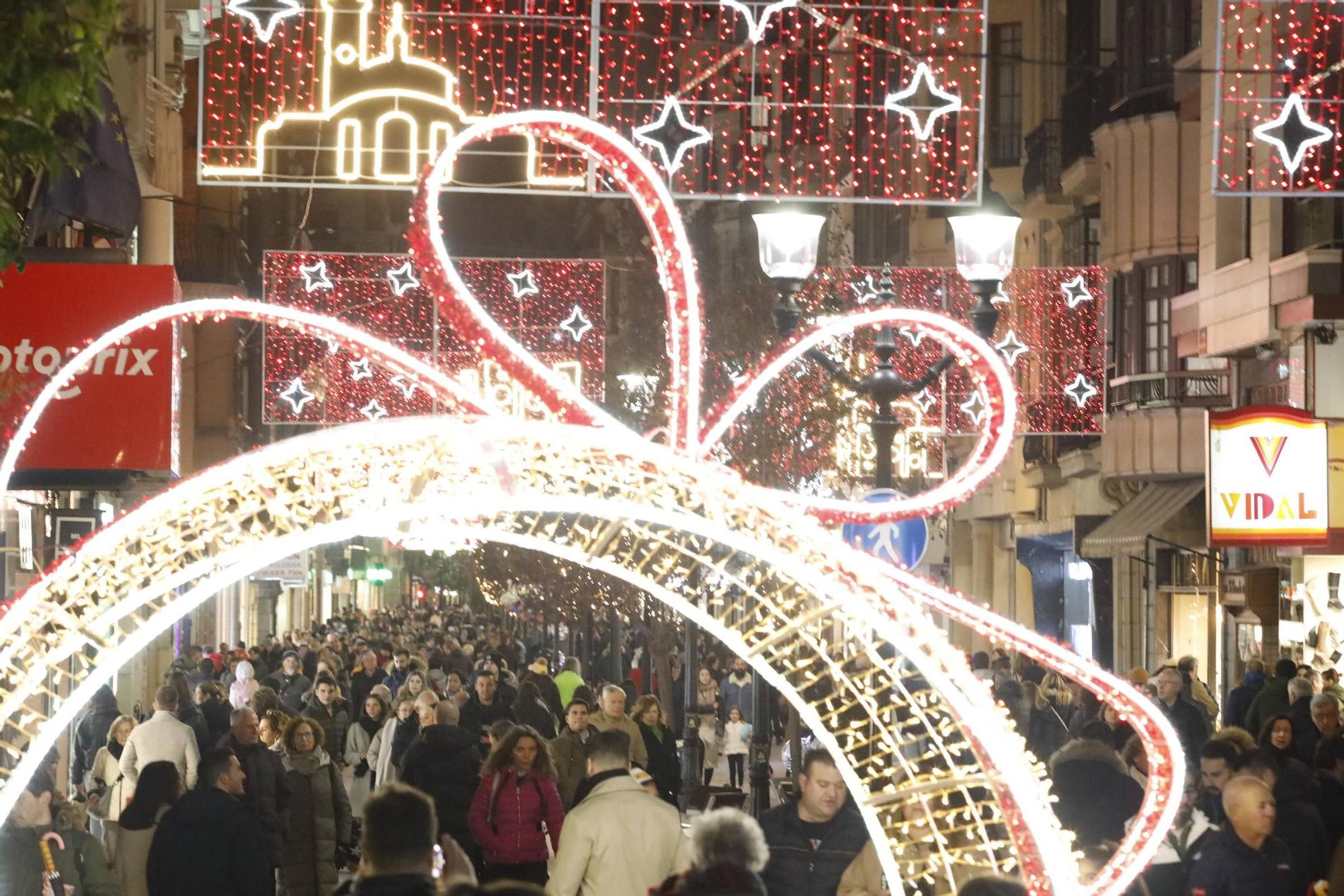 El centro de Gijón, a rebosar para disfrutar de la decoración de Navidad (en imágenes)