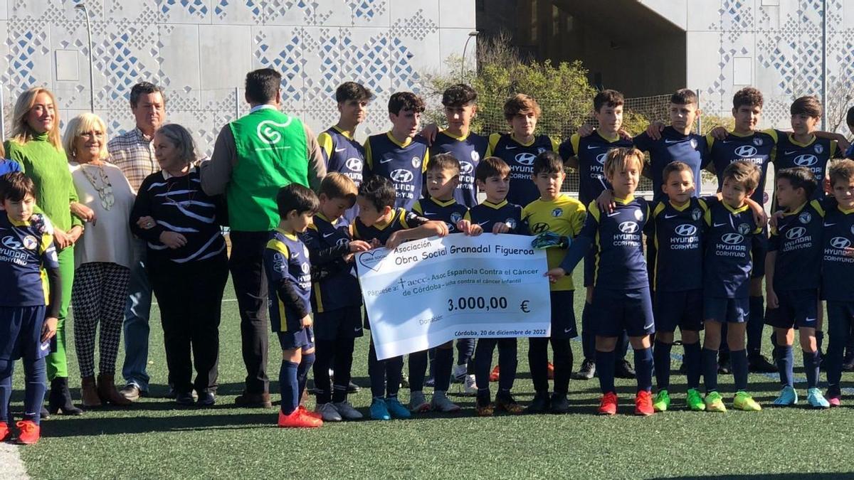 Momento de la donación a la AECC de Córdoba de 3.000 euros por parte de la Escuela de Fútbol Granadal Figueroa.