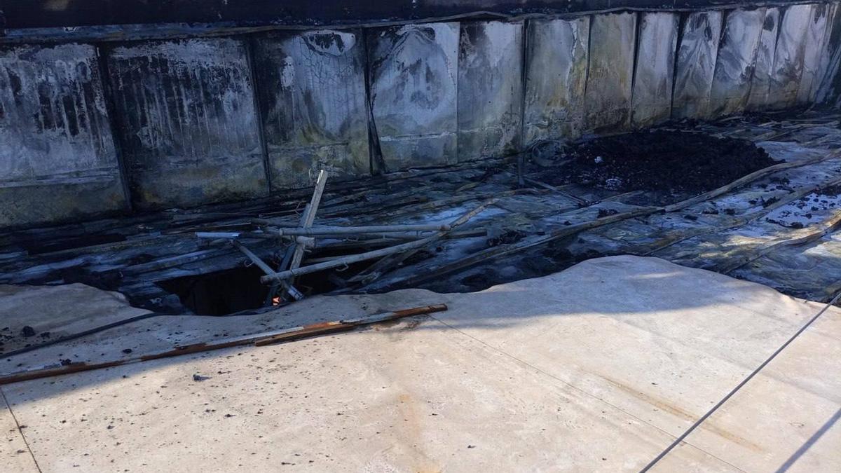 Daños en la cubierta del centro del Parque Joyero por el fuego.